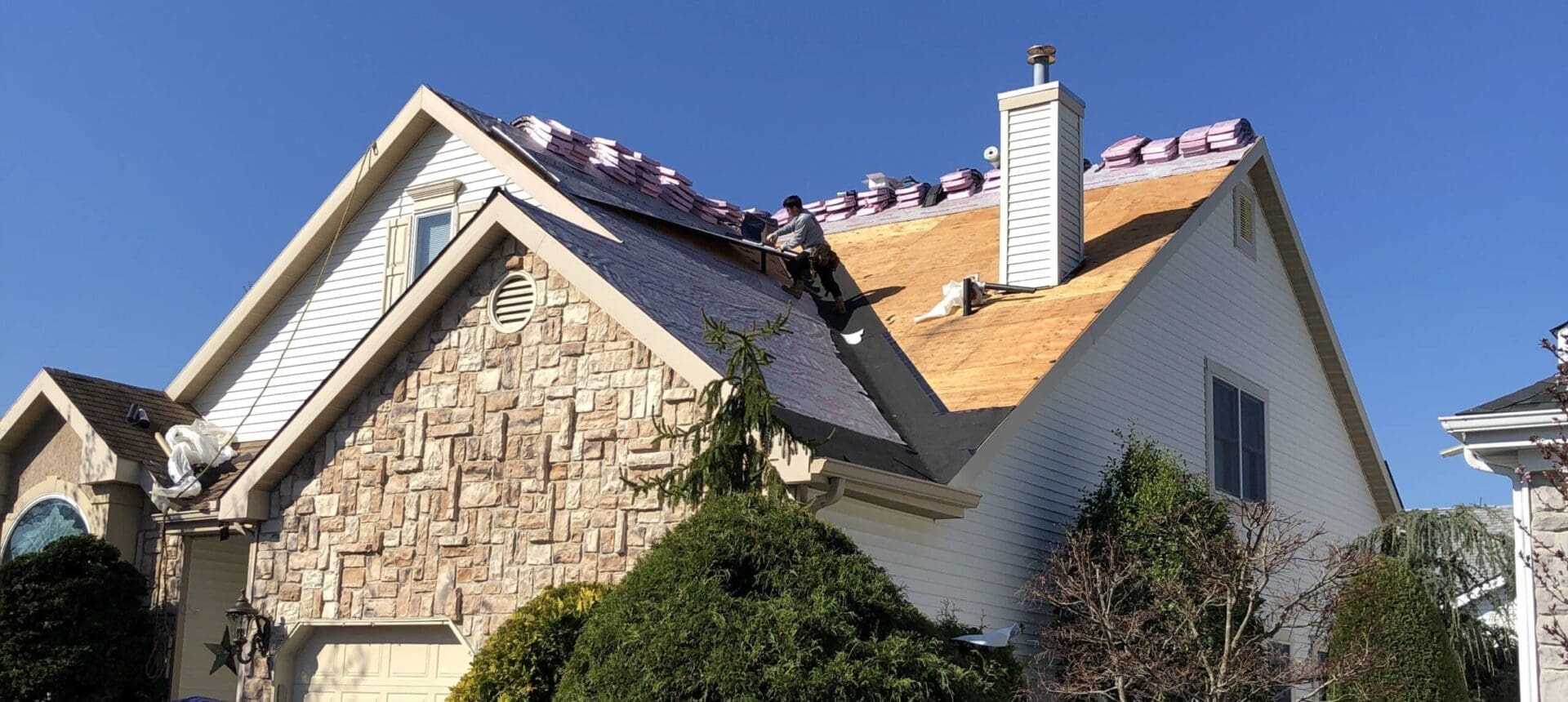 A house with a roof that has been damaged.